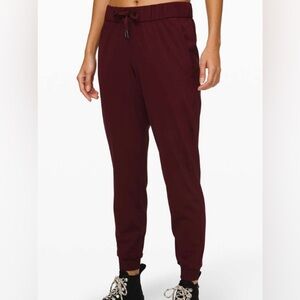 Lululemon On the Fly Jogger Luxtreme in Garnet, Size 6